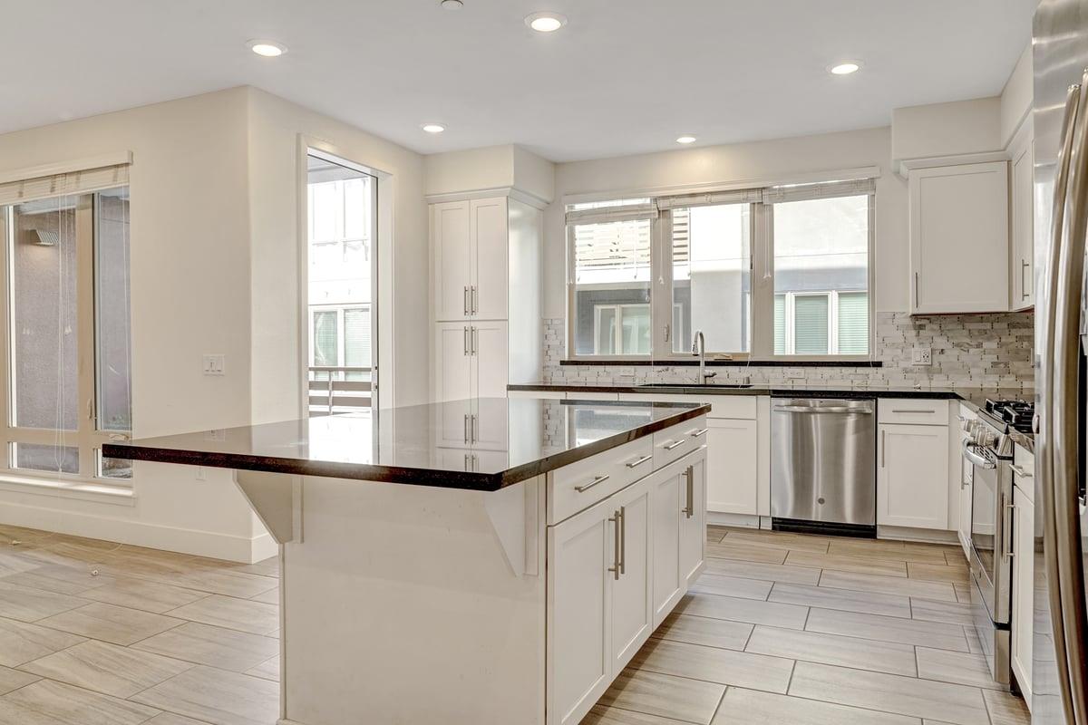 Detail Gallery Image 6 of 37 For 330 Riesling Ave #21,  Milpitas,  CA 95035 - 3 Beds | 2/1 Baths