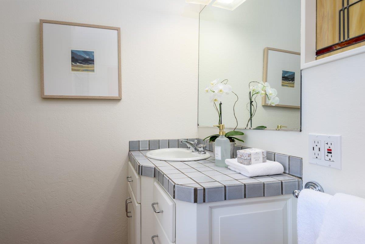 Detail Gallery Image 14 of 21 For 66 Hilltop, San Carlos,  CA 94070 - 2 Beds | 1 Baths
