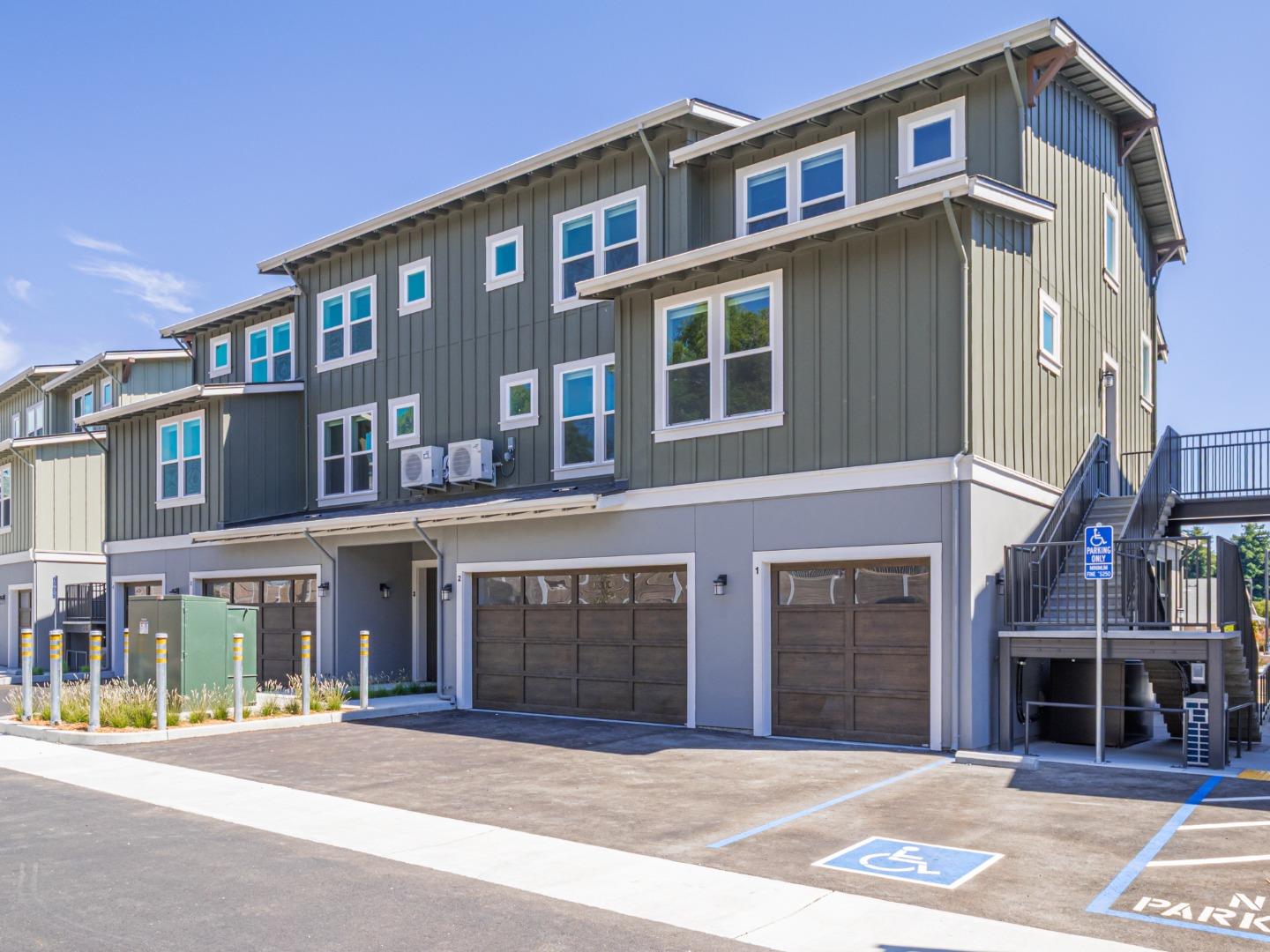 Detail Gallery Image 2 of 47 For 121 Aptos Village Way #1,  Aptos,  CA 95003 - 2 Beds | 2 Baths