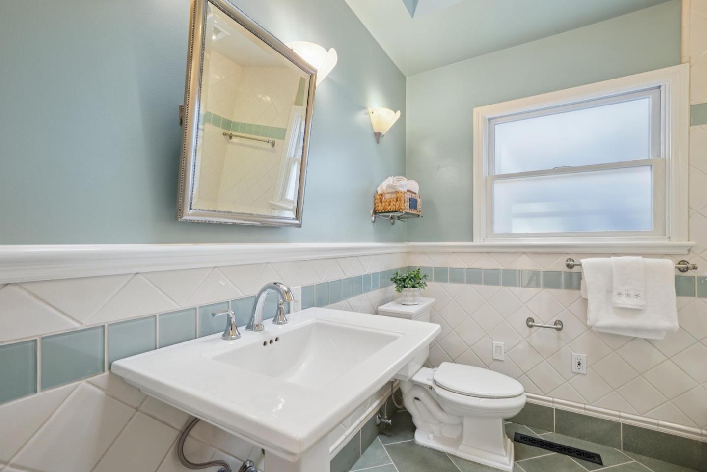 Detail Gallery Image 19 of 37 For 18371 Montpere Way, Saratoga,  CA 95070 - 3 Beds | 2 Baths