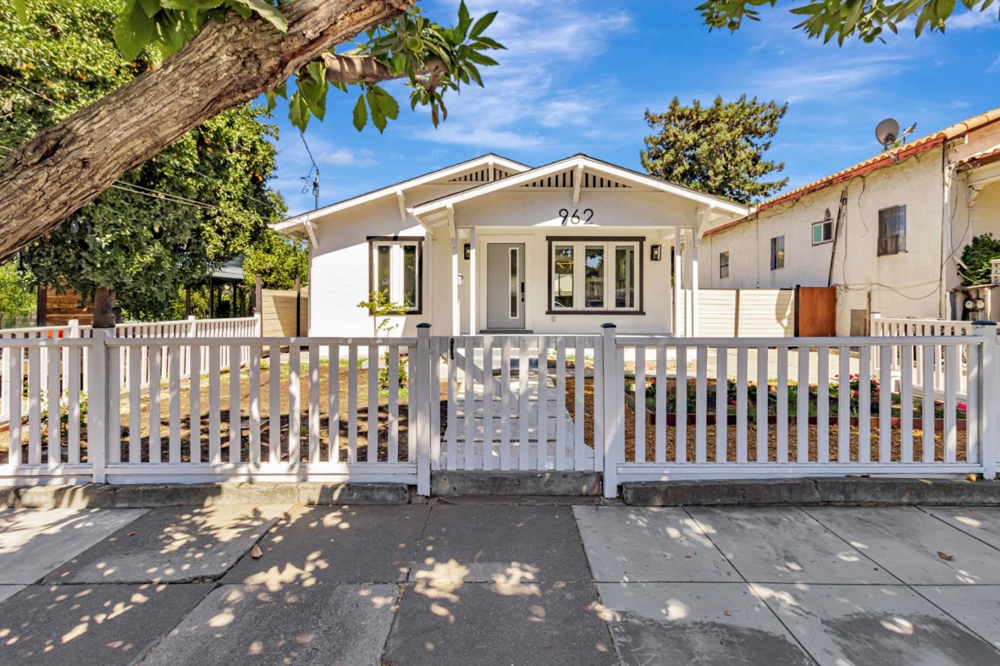 Detail Gallery Image 1 of 34 For 962 S 10th St, San Jose,  CA 95112 - 4 Beds | 2/1 Baths