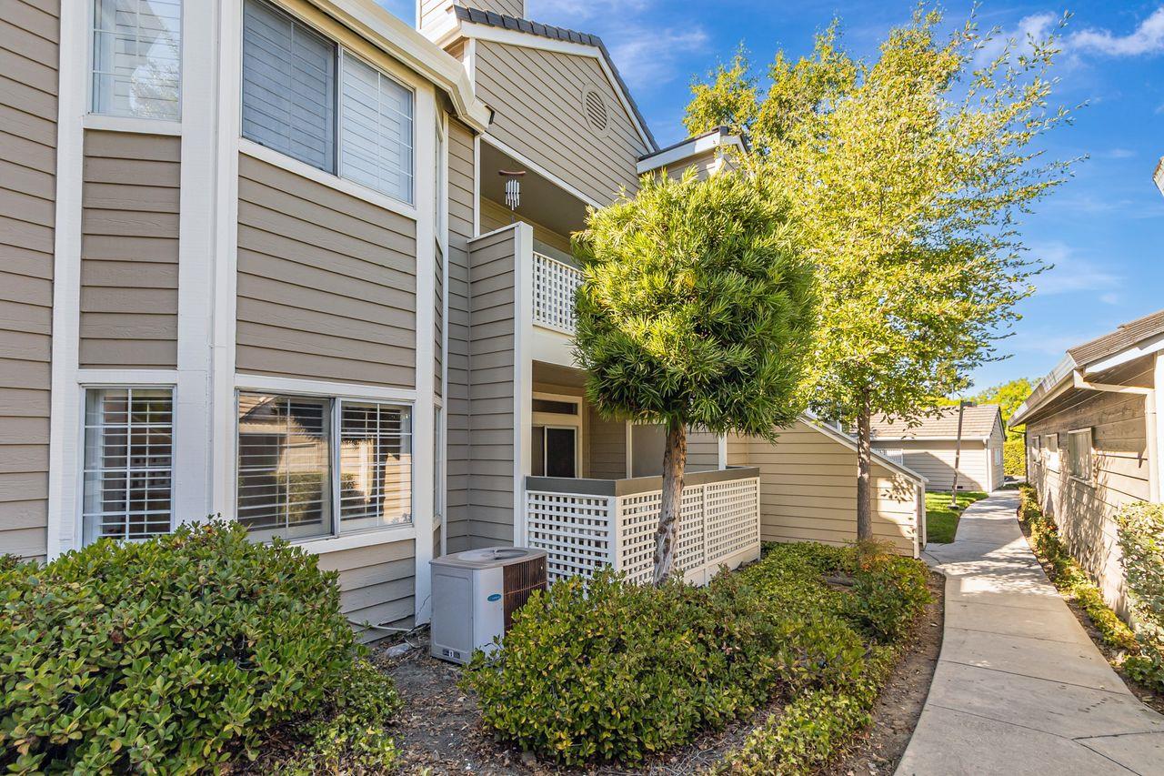 Detail Gallery Image 2 of 24 For 5879 Lake Almanor Dr, San Jose,  CA 95123 - 2 Beds | 2 Baths