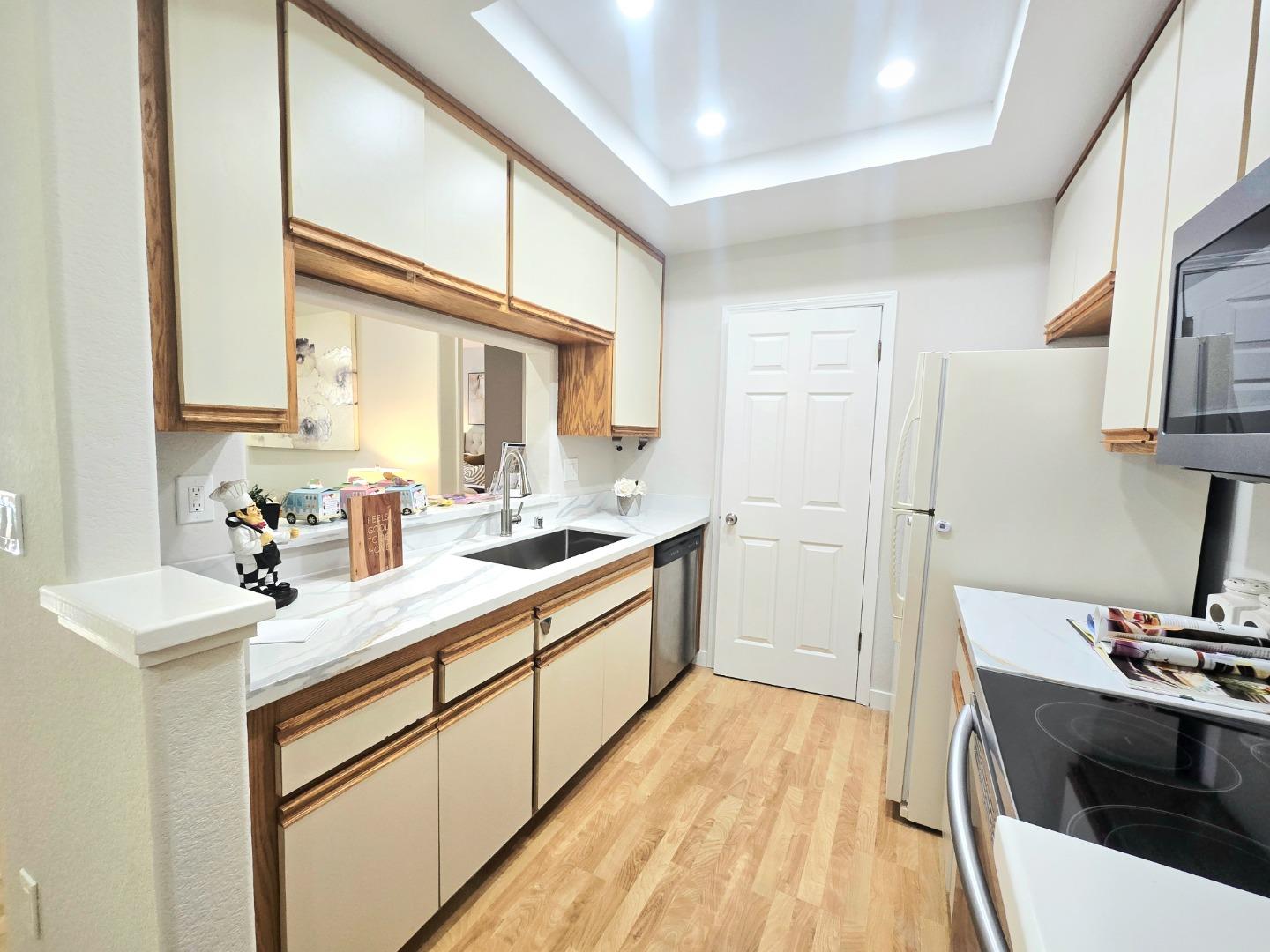 Detail Gallery Image 8 of 24 For 5879 Lake Almanor Dr, San Jose,  CA 95123 - 2 Beds | 2 Baths