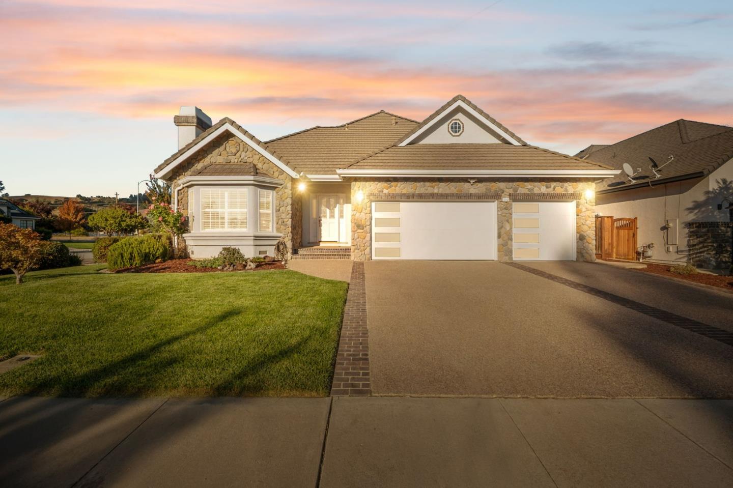 Detail Gallery Image 2 of 47 For 17252 Sandalwood Way, Morgan Hill,  CA 95037 - 4 Beds | 2/1 Baths