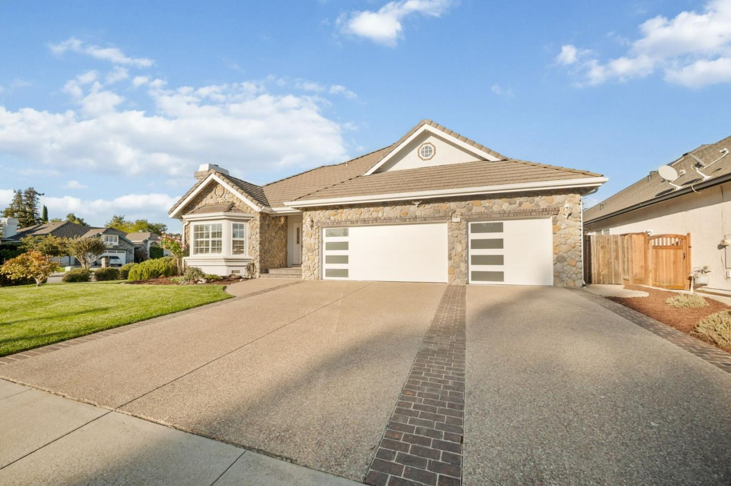 Detail Gallery Image 4 of 47 For 17252 Sandalwood Way, Morgan Hill,  CA 95037 - 4 Beds | 2/1 Baths