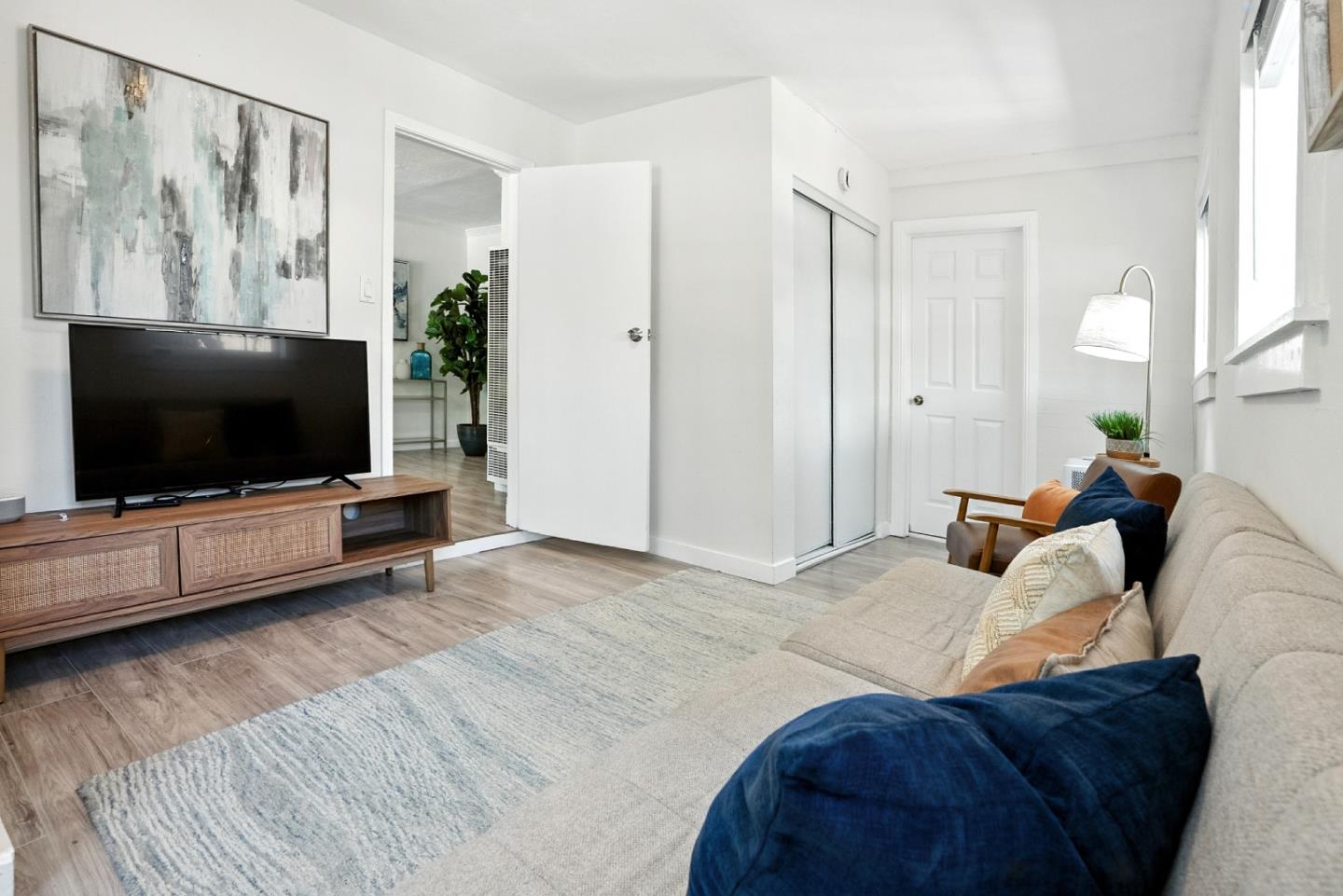 Detail Gallery Image 12 of 28 For 116 Oak Ct, Menlo Park,  CA 94025 - 8 Beds | 2 Baths