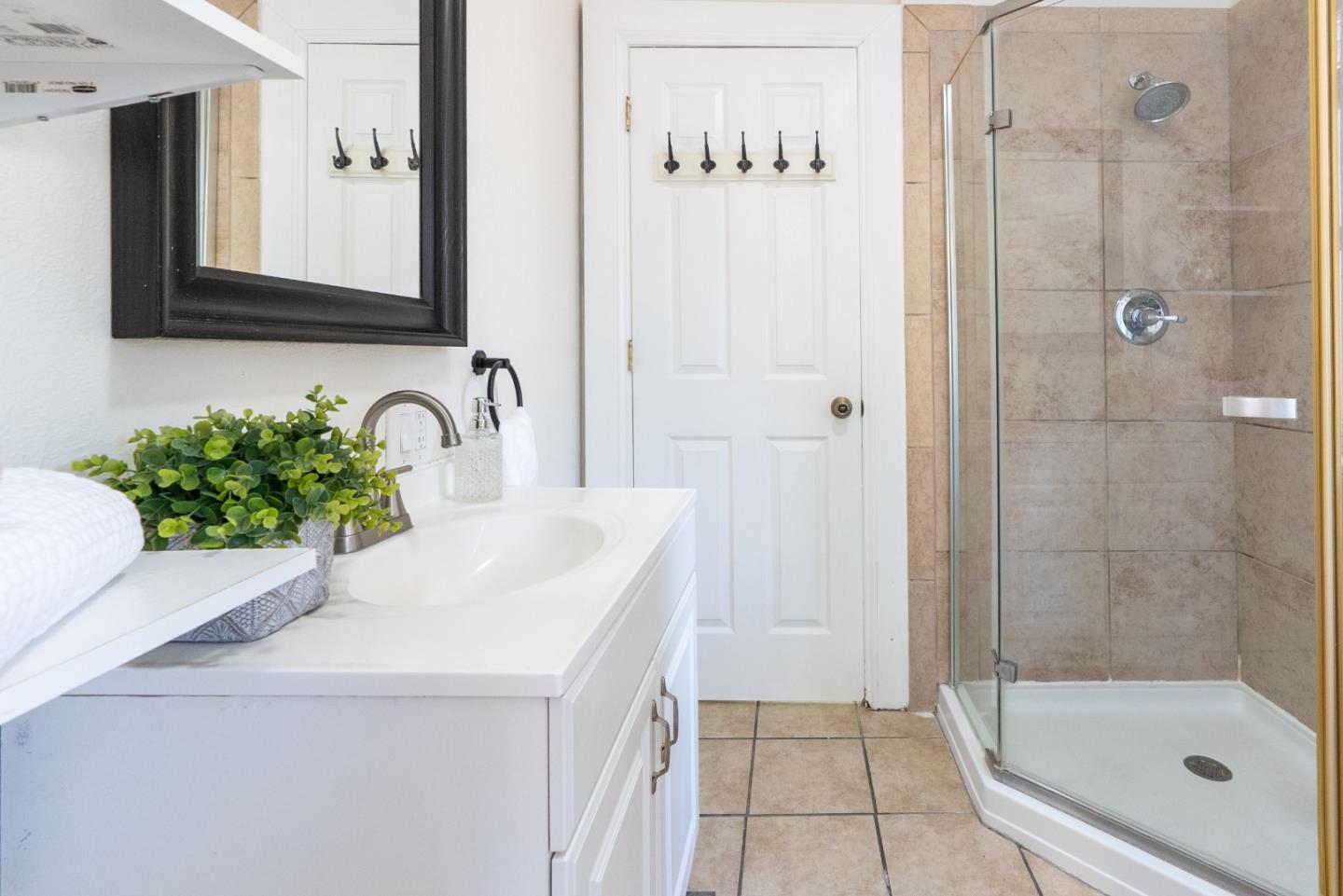 Detail Gallery Image 13 of 28 For 116 Oak Ct, Menlo Park,  CA 94025 - 8 Beds | 2 Baths