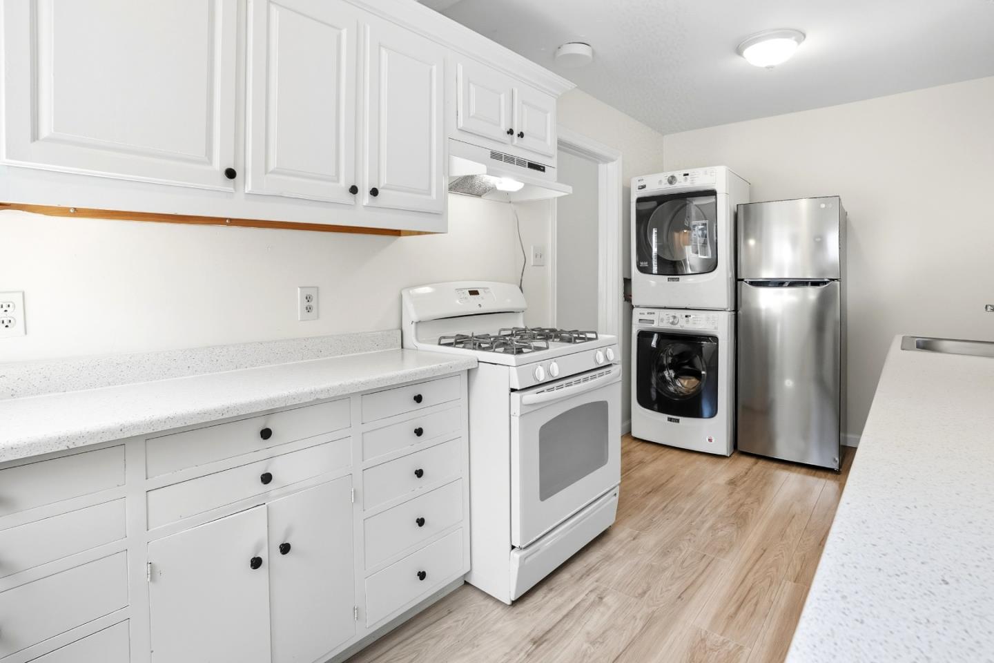 Detail Gallery Image 22 of 28 For 116 Oak Ct, Menlo Park,  CA 94025 - 8 Beds | 2 Baths