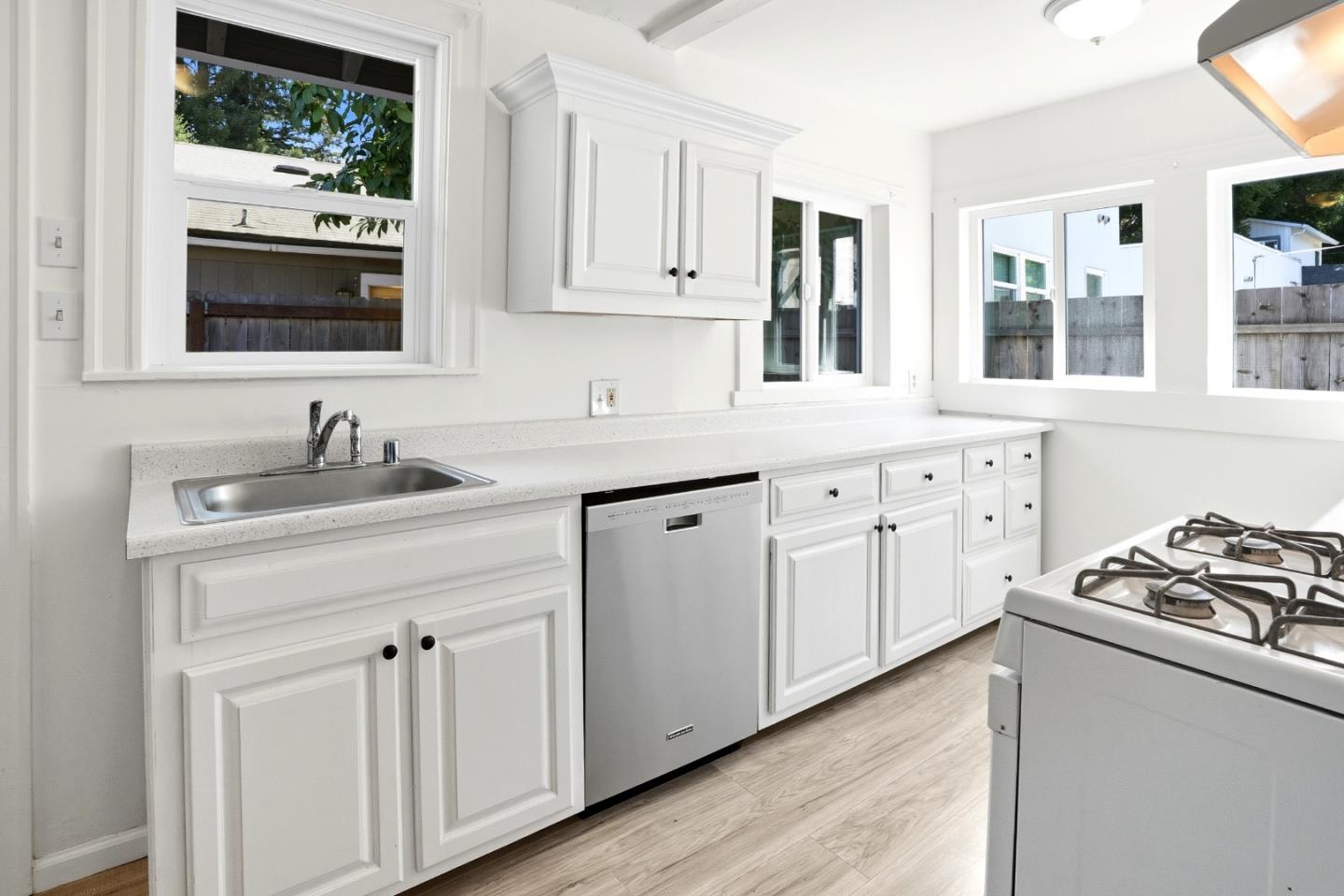 Detail Gallery Image 23 of 28 For 116 Oak Ct, Menlo Park,  CA 94025 - 8 Beds | 2 Baths
