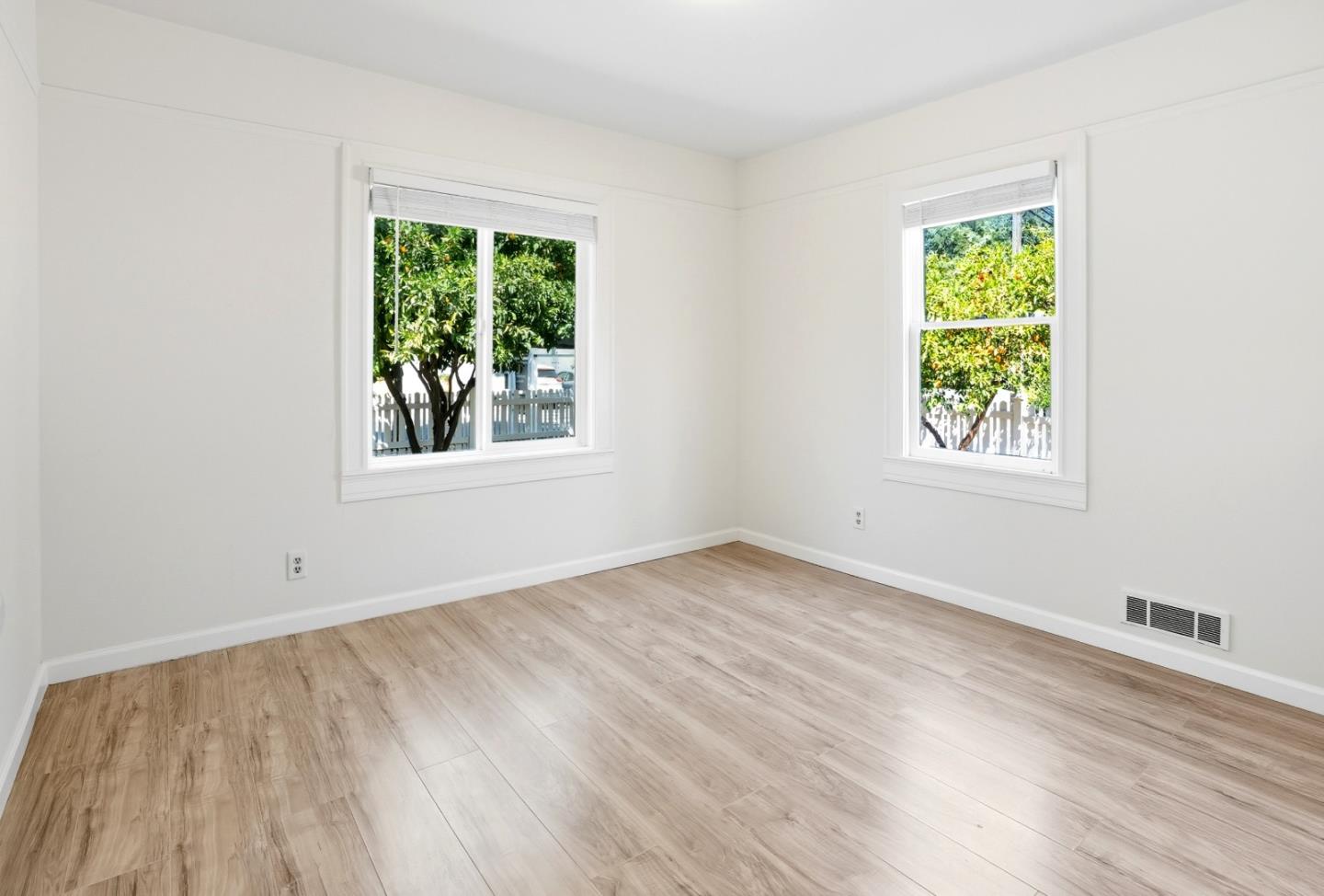 Detail Gallery Image 24 of 28 For 116 Oak Ct, Menlo Park,  CA 94025 - 8 Beds | 2 Baths