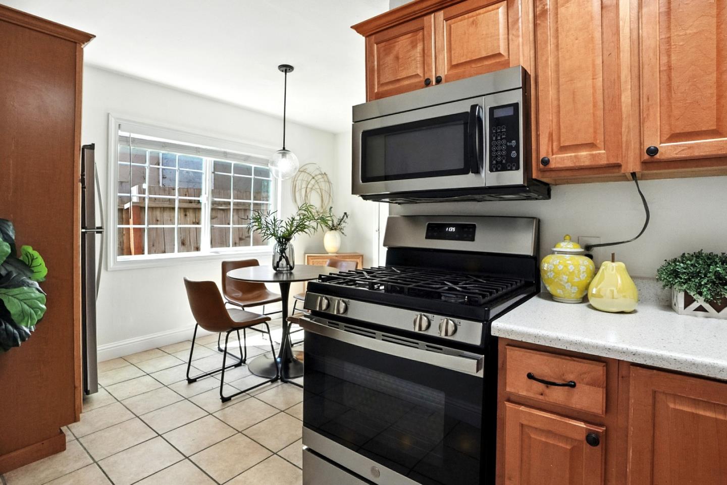Detail Gallery Image 9 of 28 For 116 Oak Ct, Menlo Park,  CA 94025 - 8 Beds | 2 Baths