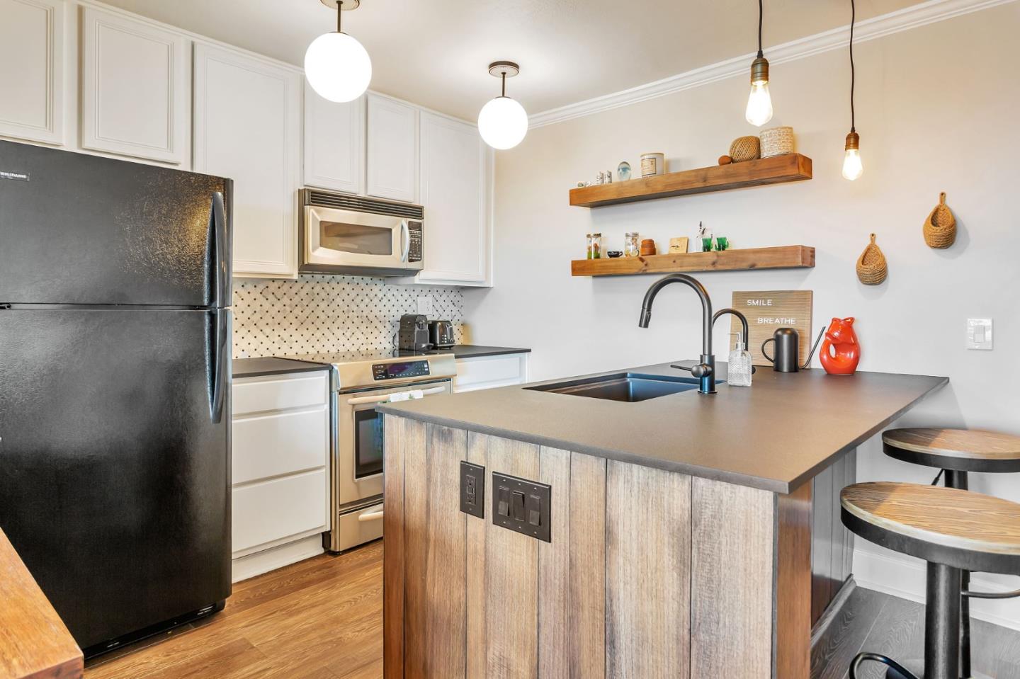 Detail Gallery Image 7 of 29 For 125 Surf Way #433,  Monterey,  CA 93940 - 3 Beds | 2 Baths