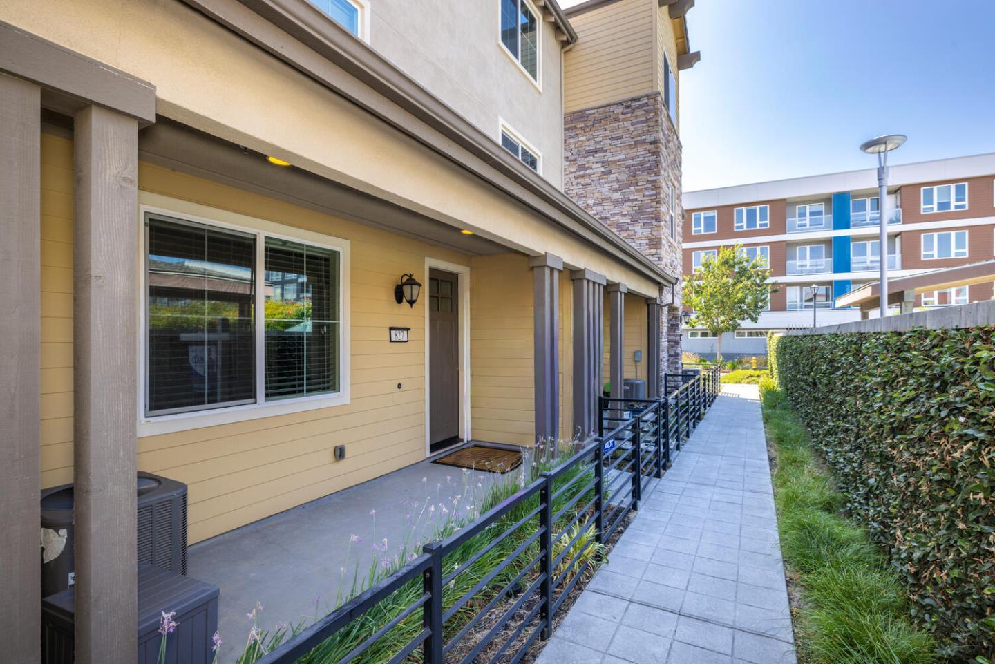 Detail Gallery Image 2 of 34 For 827 Lotus Flower Loop, San Jose,  CA 95123 - 3 Beds | 3/1 Baths