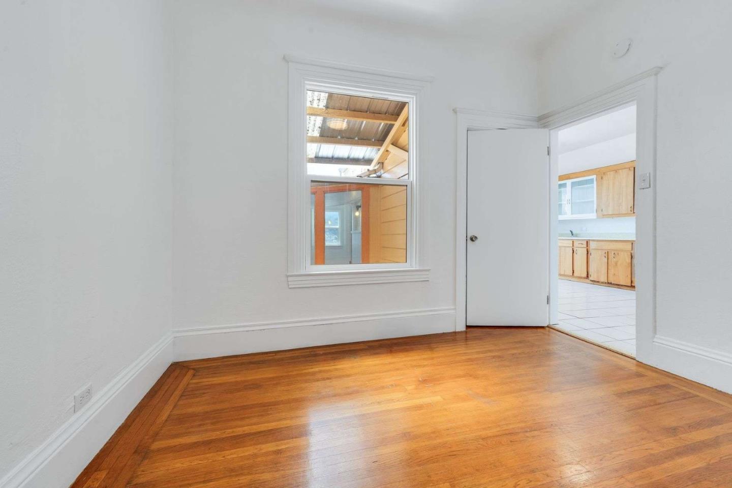 Detail Gallery Image 12 of 30 For 343 Raymond Ave, San Francisco,  CA 94134 - 4 Beds | 1 Baths
