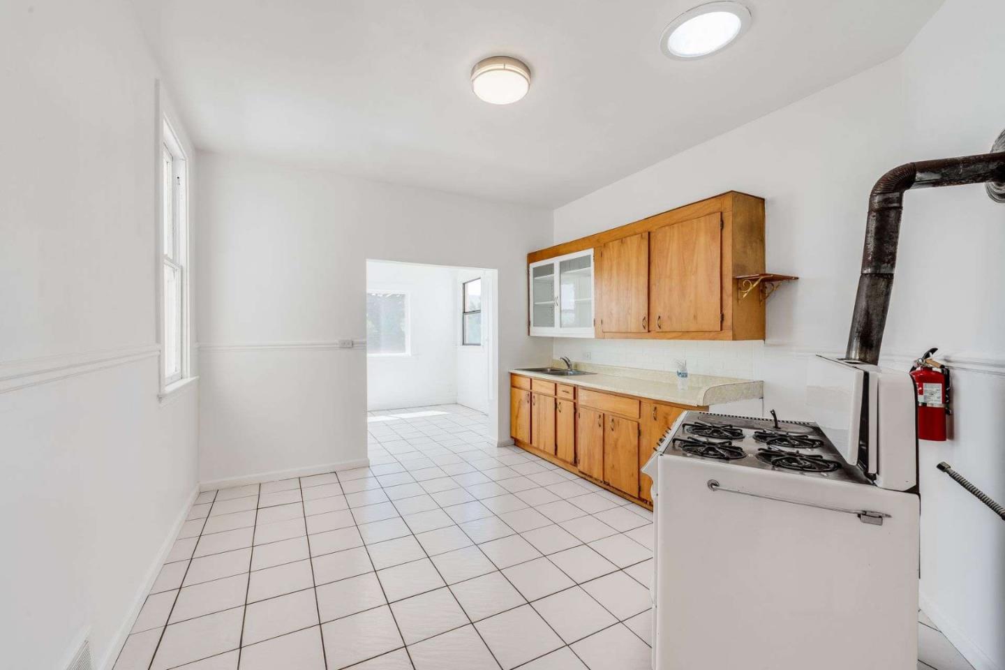 Detail Gallery Image 14 of 30 For 343 Raymond Ave, San Francisco,  CA 94134 - 4 Beds | 1 Baths