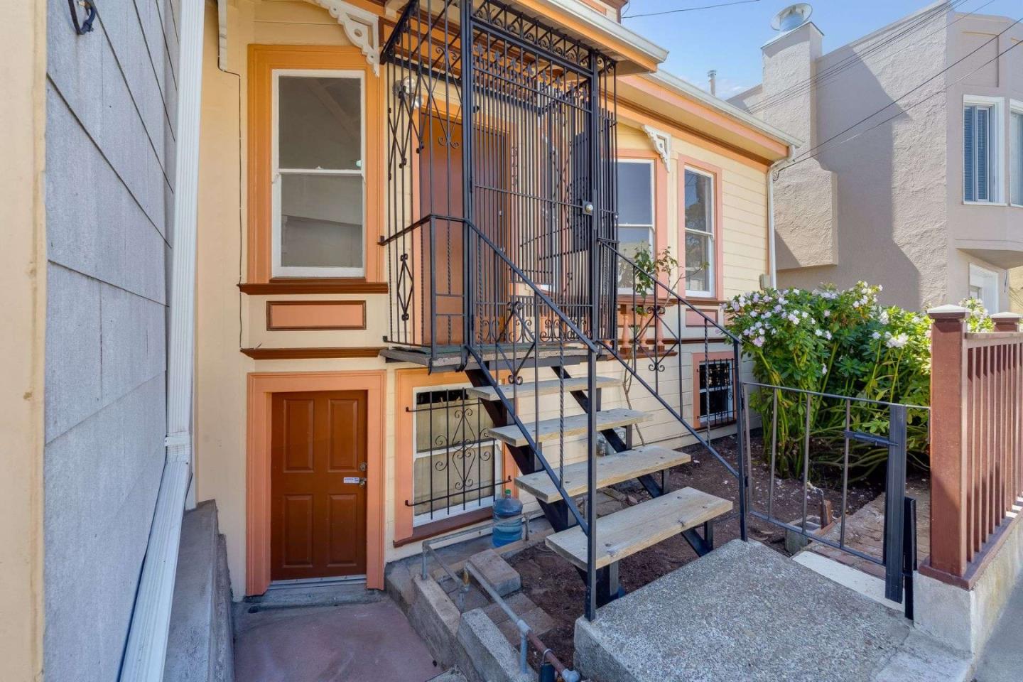 Detail Gallery Image 3 of 30 For 343 Raymond Ave, San Francisco,  CA 94134 - 4 Beds | 1 Baths