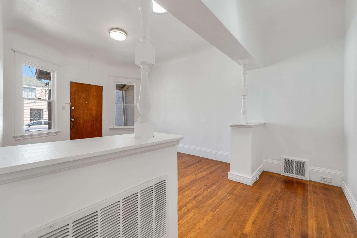Detail Gallery Image 6 of 30 For 343 Raymond Ave, San Francisco,  CA 94134 - 4 Beds | 1 Baths