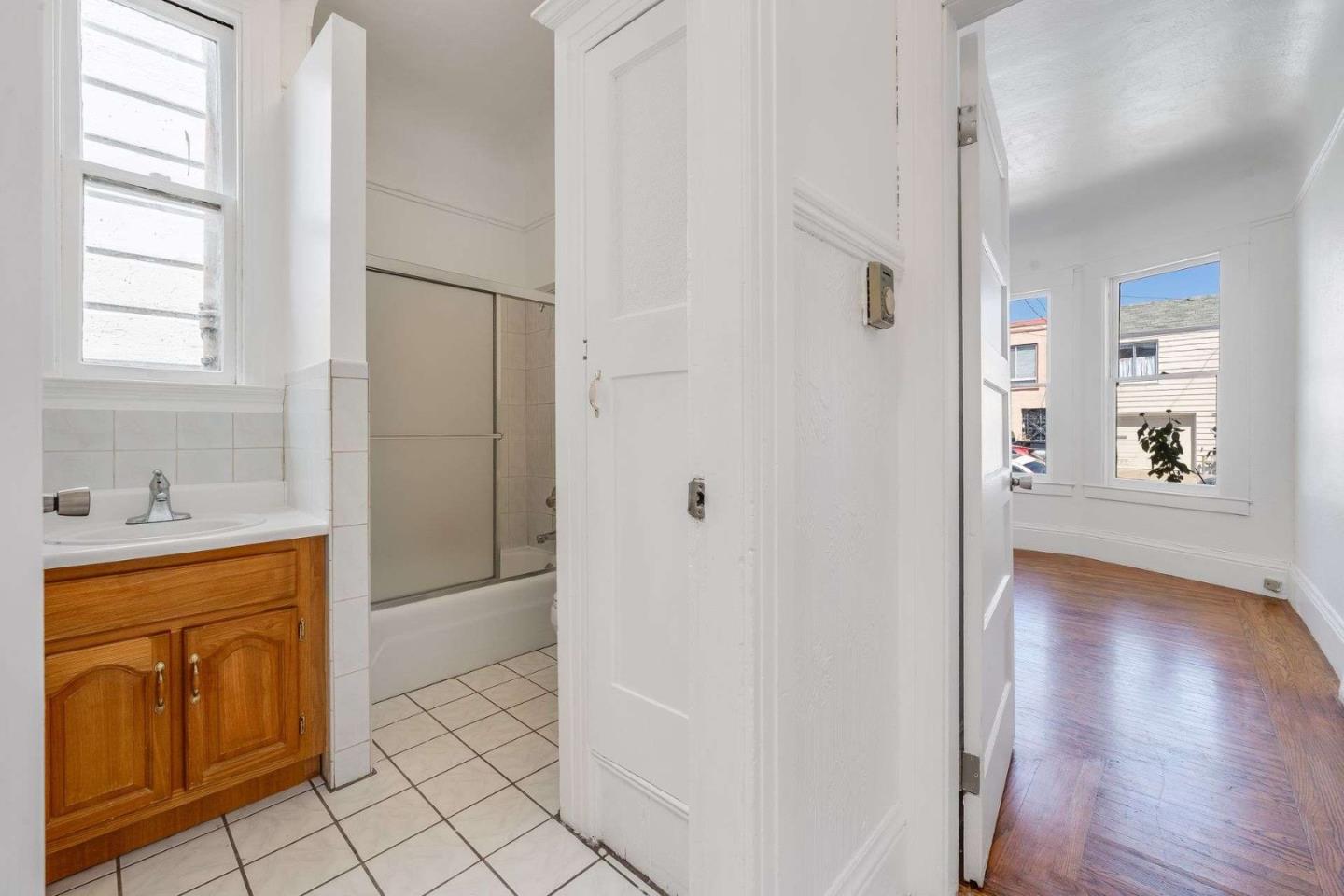 Detail Gallery Image 9 of 30 For 343 Raymond Ave, San Francisco,  CA 94134 - 4 Beds | 1 Baths