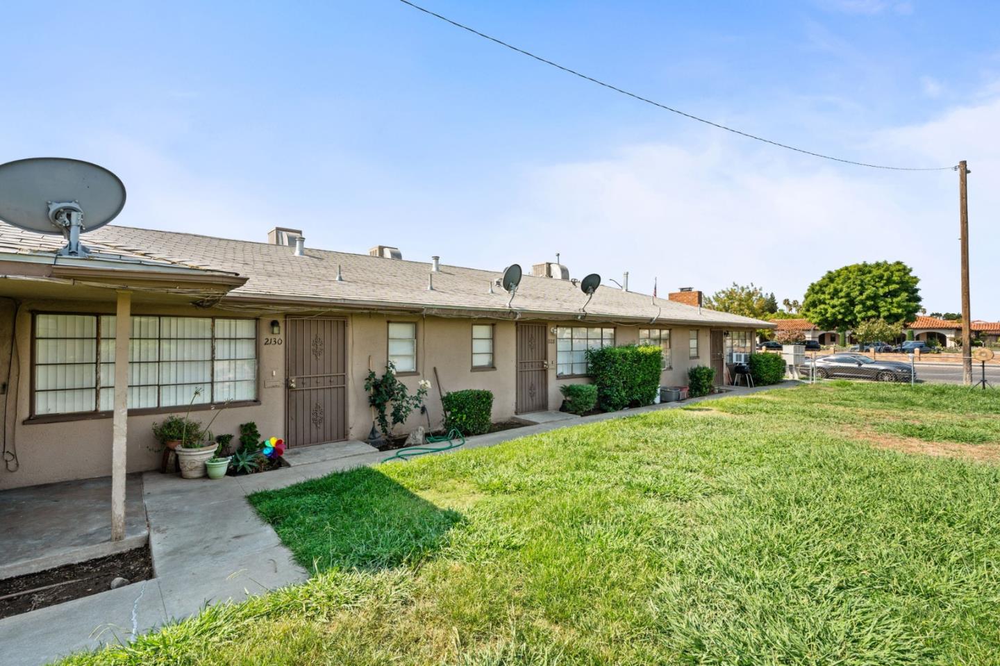 Detail Gallery Image 4 of 11 For 2128 N First St, Fresno,  CA 93703 - – Beds | – Baths