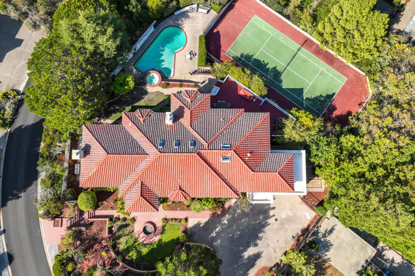 Detail Gallery Image 77 of 81 For 75 Eugenia Way, Hillsborough,  CA 94010 - 5 Beds | 4/1 Baths