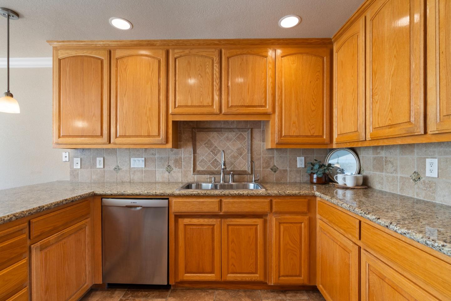 Detail Gallery Image 10 of 41 For 824 Helen Dr, Hollister,  CA 95023 - 2 Beds | 2/1 Baths