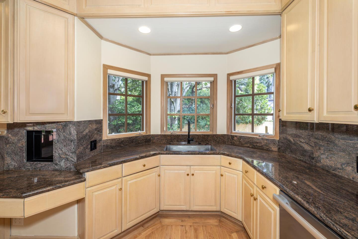 Detail Gallery Image 10 of 33 For 206 El Cerrito, Hillsborough,  CA 94010 - 4 Beds | 3/1 Baths