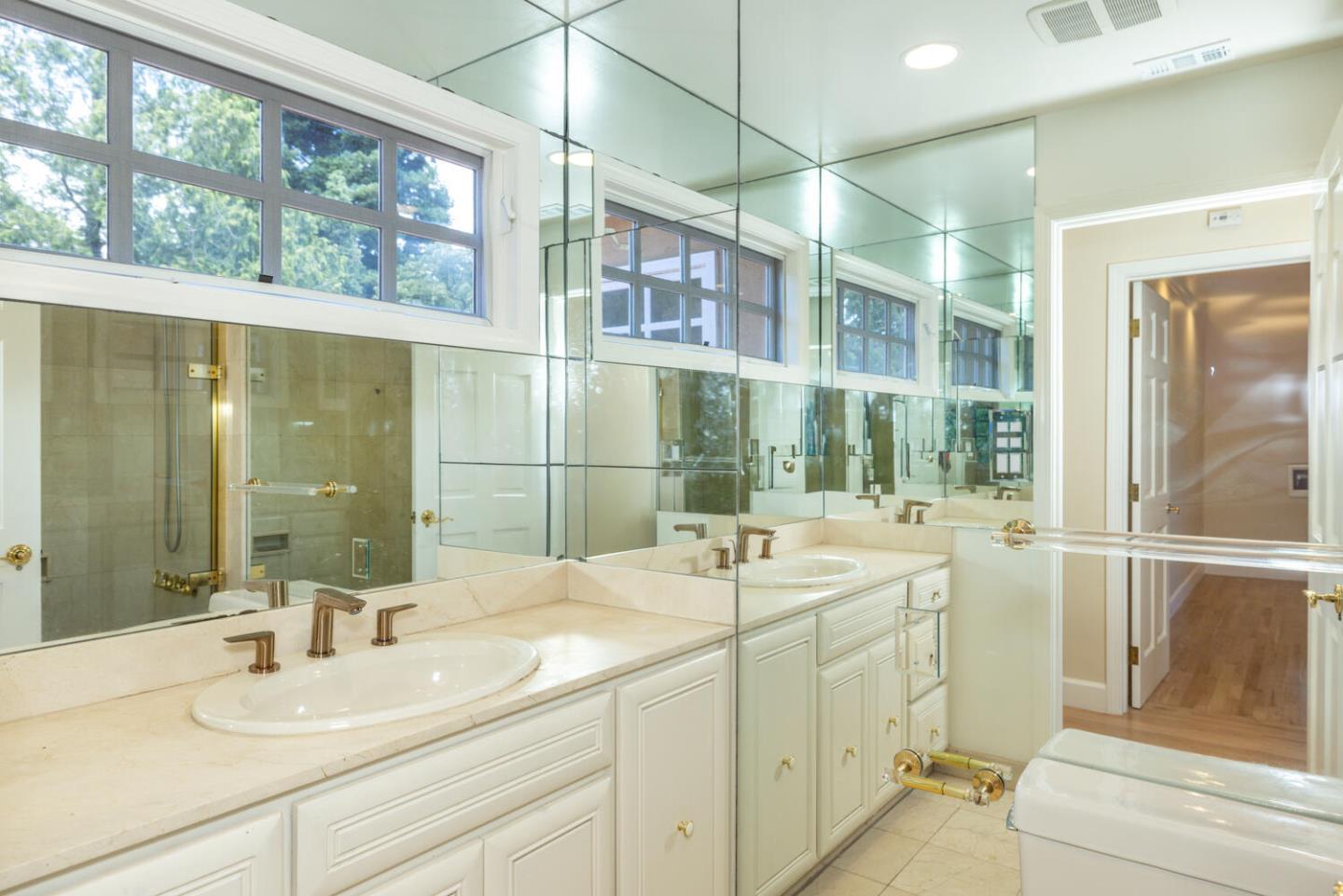 Detail Gallery Image 16 of 33 For 206 El Cerrito, Hillsborough,  CA 94010 - 4 Beds | 3/1 Baths