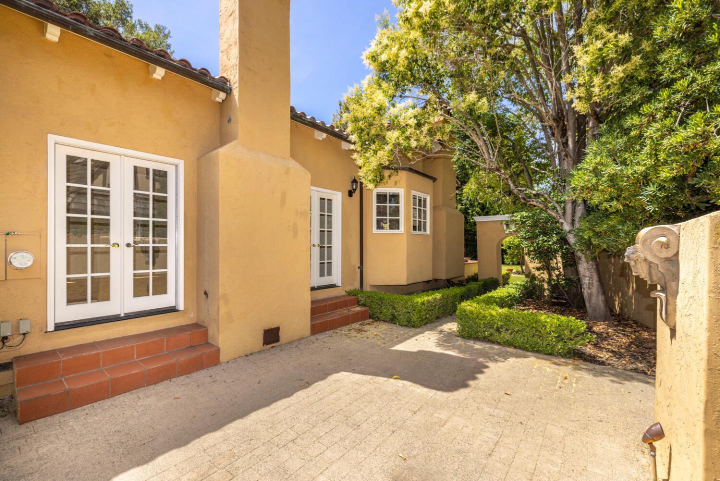 Detail Gallery Image 27 of 33 For 206 El Cerrito, Hillsborough,  CA 94010 - 4 Beds | 3/1 Baths