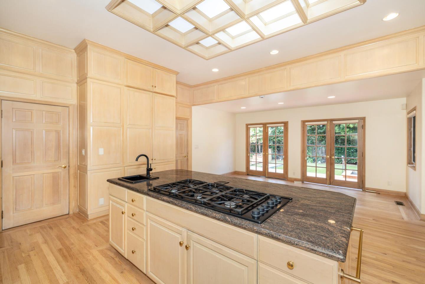 Detail Gallery Image 9 of 33 For 206 El Cerrito, Hillsborough,  CA 94010 - 4 Beds | 3/1 Baths