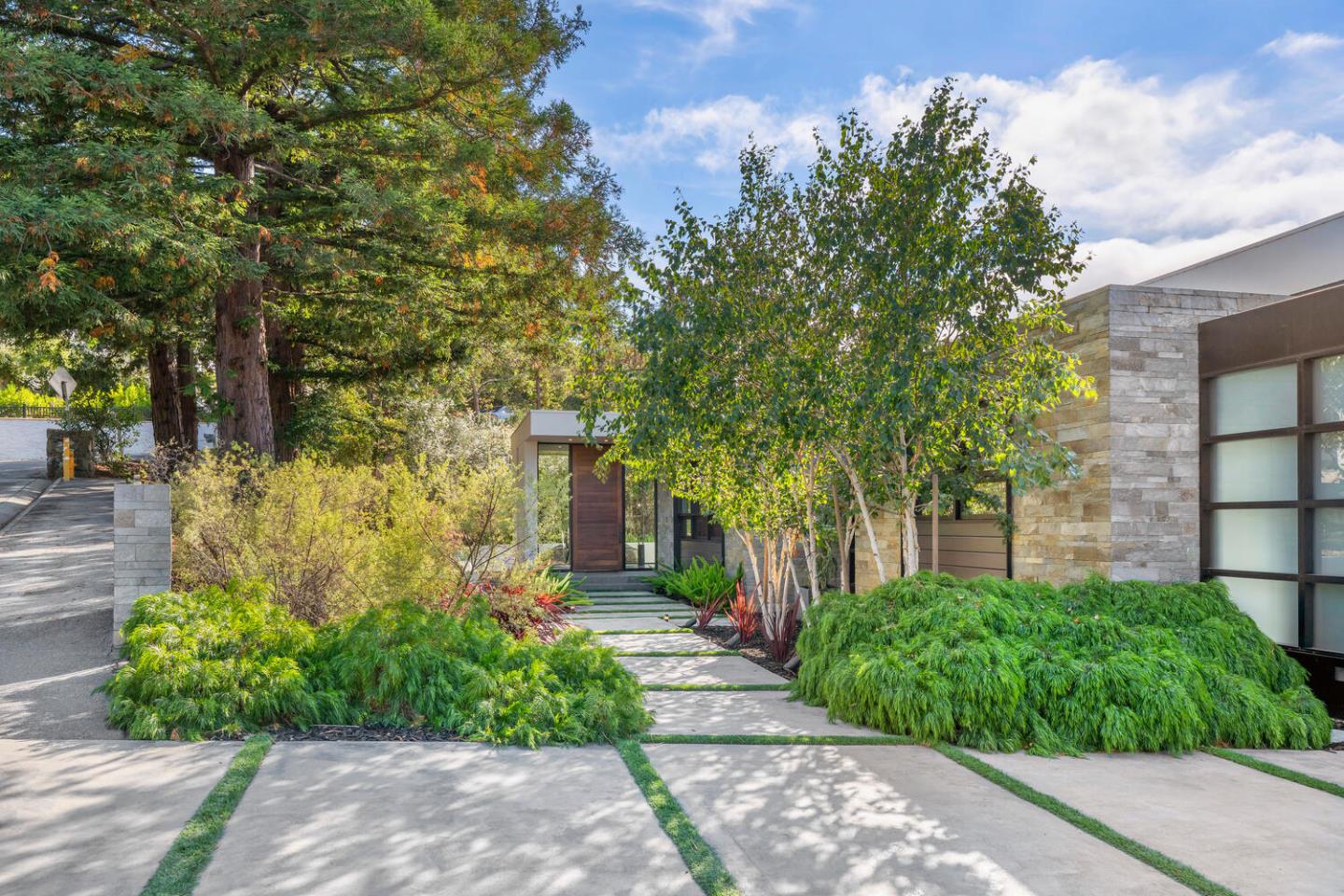 Detail Gallery Image 14 of 90 For 5 Drayton Rd, Hillsborough,  CA 94010 - 4 Beds | 3/1 Baths