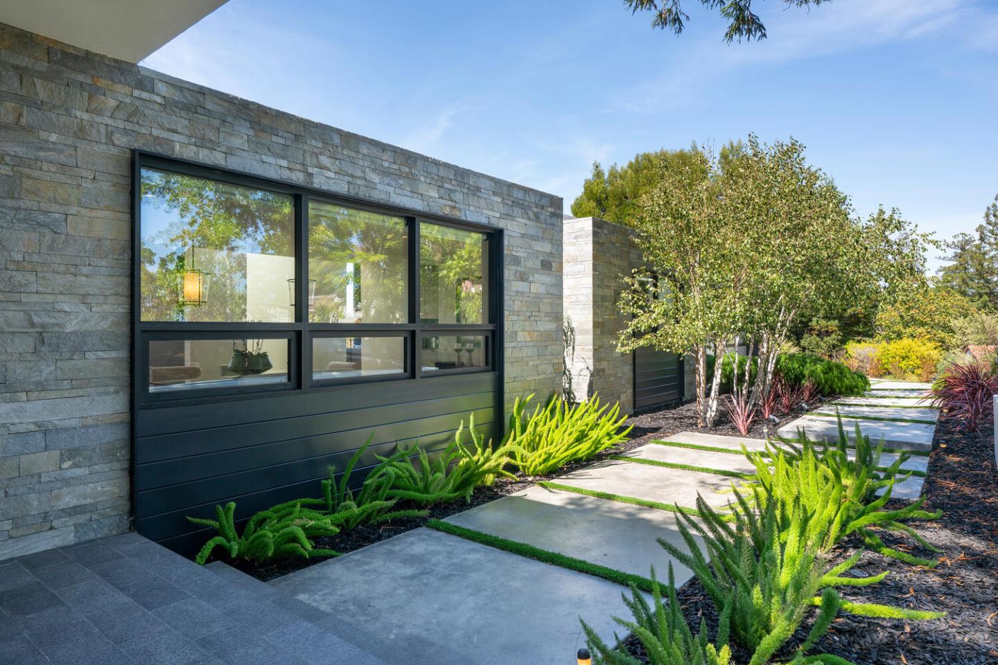 Detail Gallery Image 15 of 90 For 5 Drayton Rd, Hillsborough,  CA 94010 - 4 Beds | 3/1 Baths