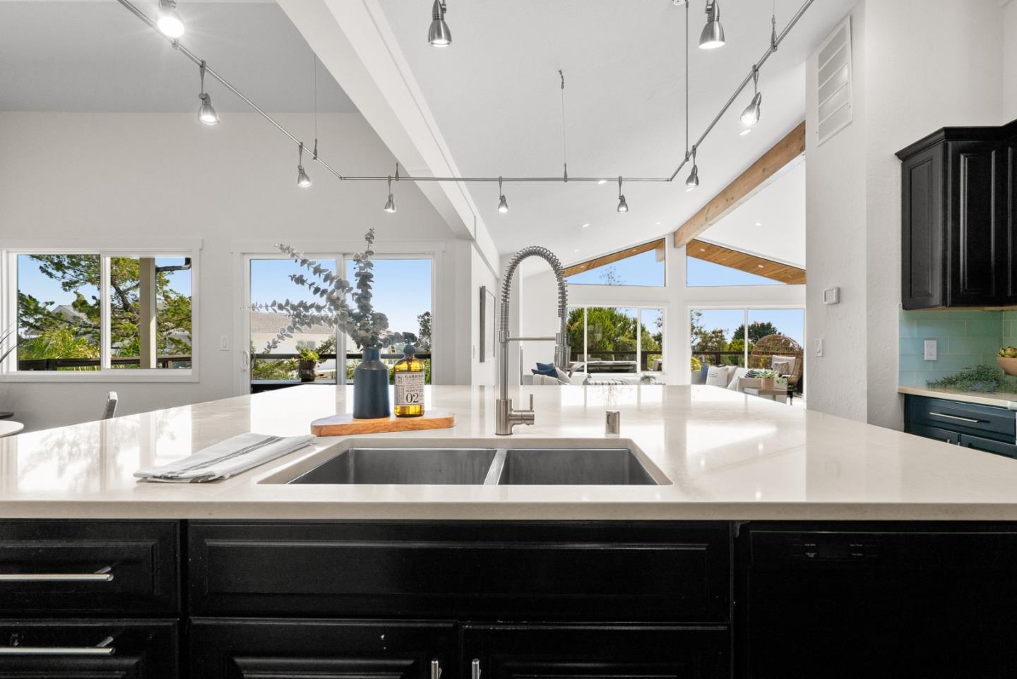 Detail Gallery Image 17 of 76 For 190 Driftwood Ct, Aptos,  CA 95003 - 5 Beds | 2/1 Baths