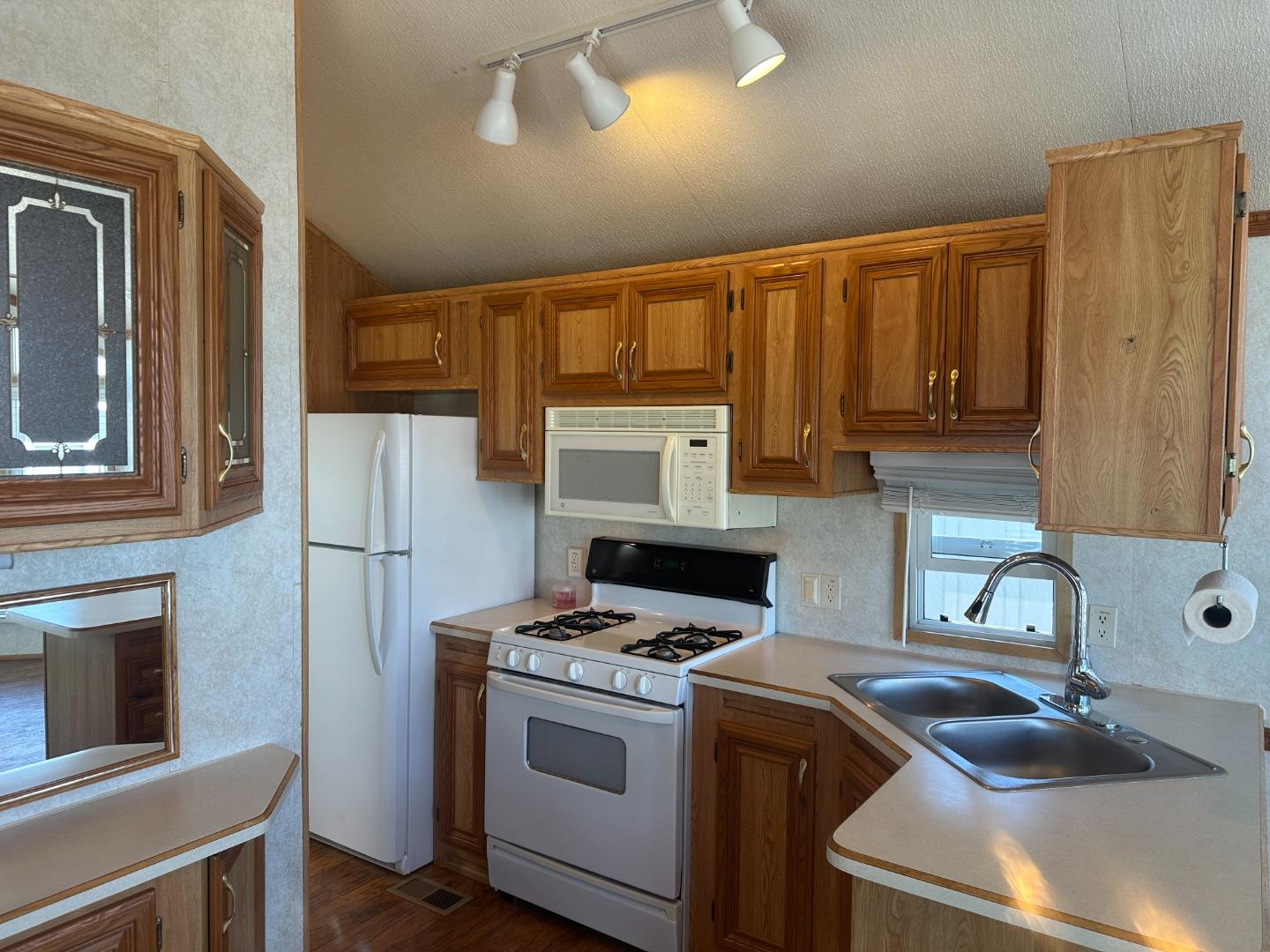 Detail Gallery Image 4 of 10 For 835 Kimball Ave #11,  Seaside,  CA 93955 - 1 Beds | 1 Baths