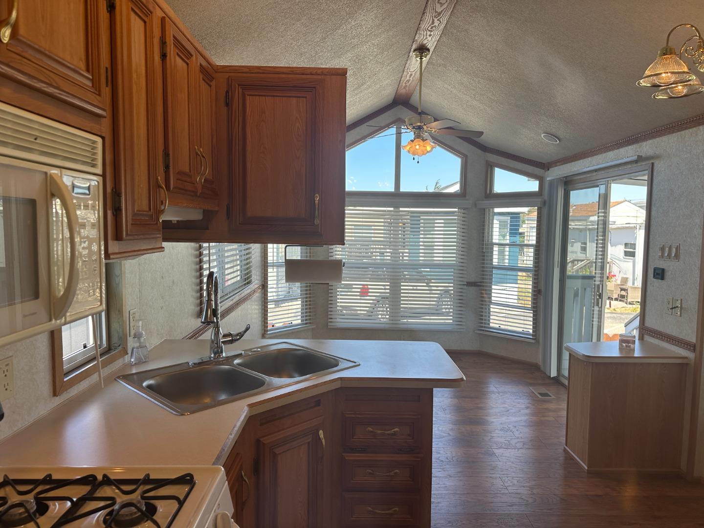 Detail Gallery Image 5 of 10 For 835 Kimball Ave #11,  Seaside,  CA 93955 - 1 Beds | 1 Baths