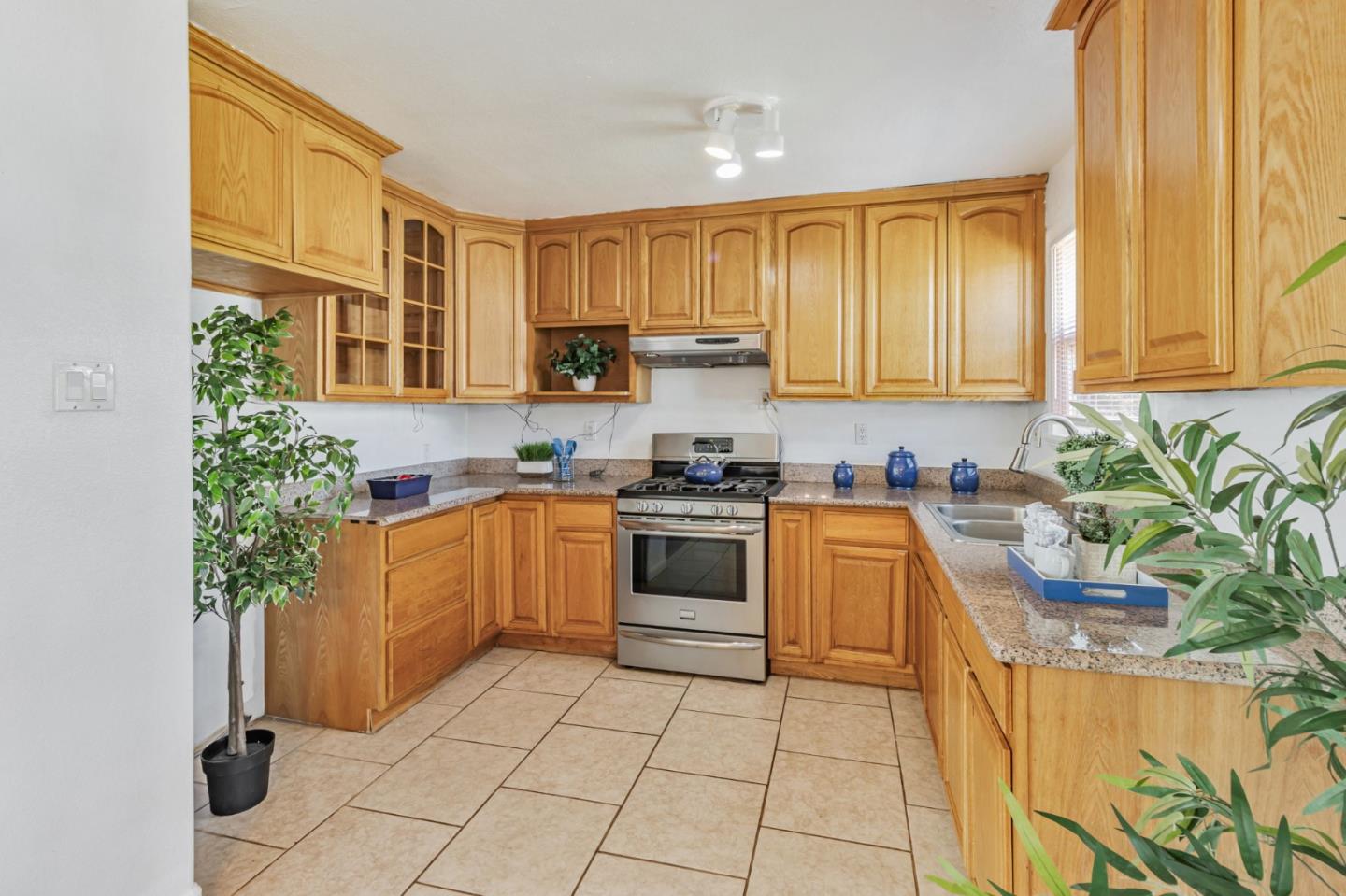 Detail Gallery Image 10 of 22 For 124 Cedar Ln, San Jose,  CA 95127 - 3 Beds | 2 Baths