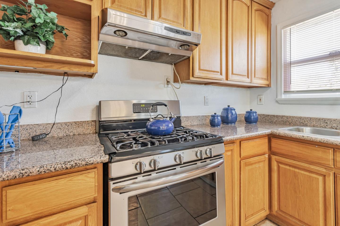 Detail Gallery Image 7 of 22 For 124 Cedar Ln, San Jose,  CA 95127 - 3 Beds | 2 Baths