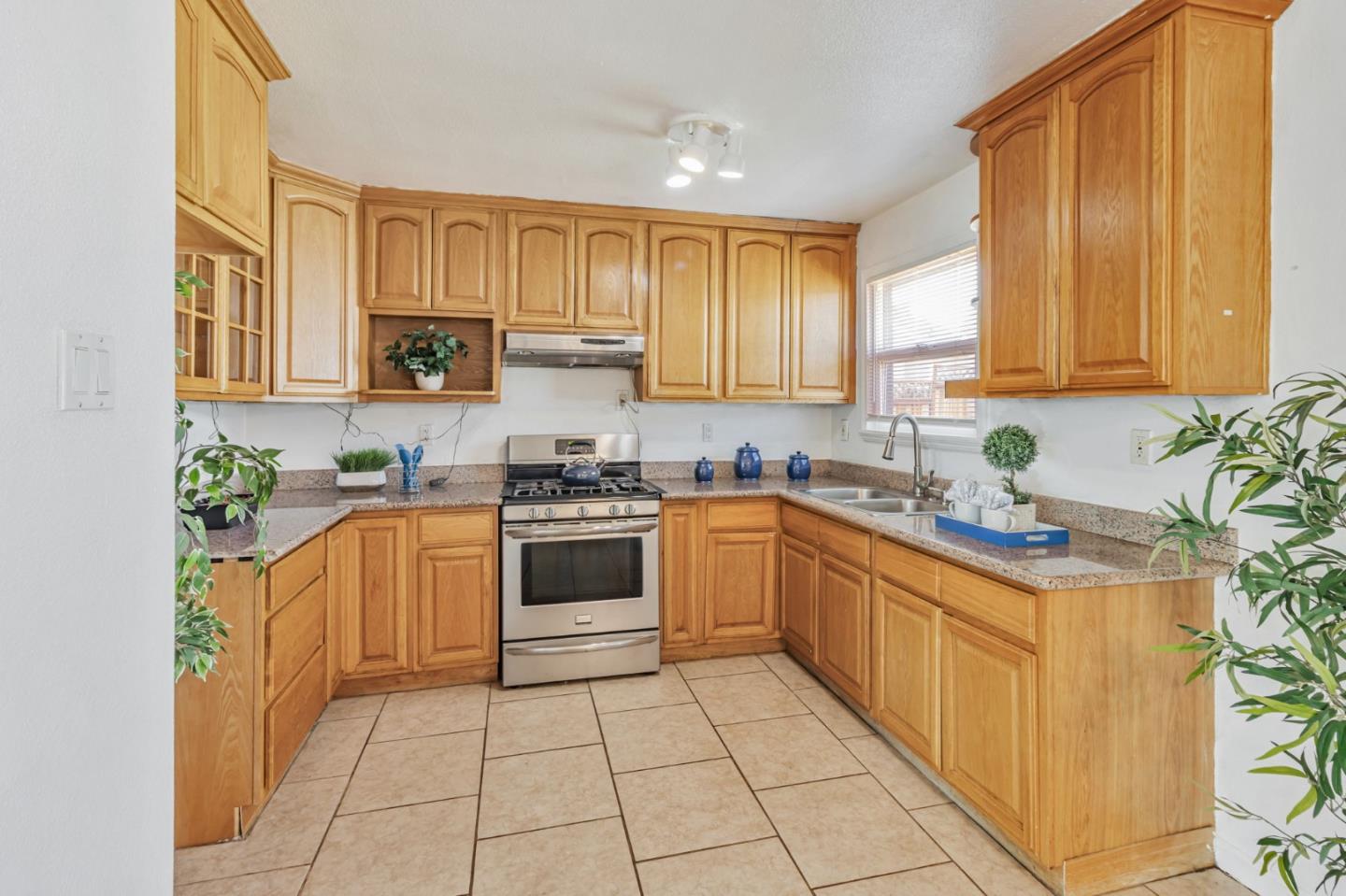Detail Gallery Image 9 of 22 For 124 Cedar Ln, San Jose,  CA 95127 - 3 Beds | 2 Baths