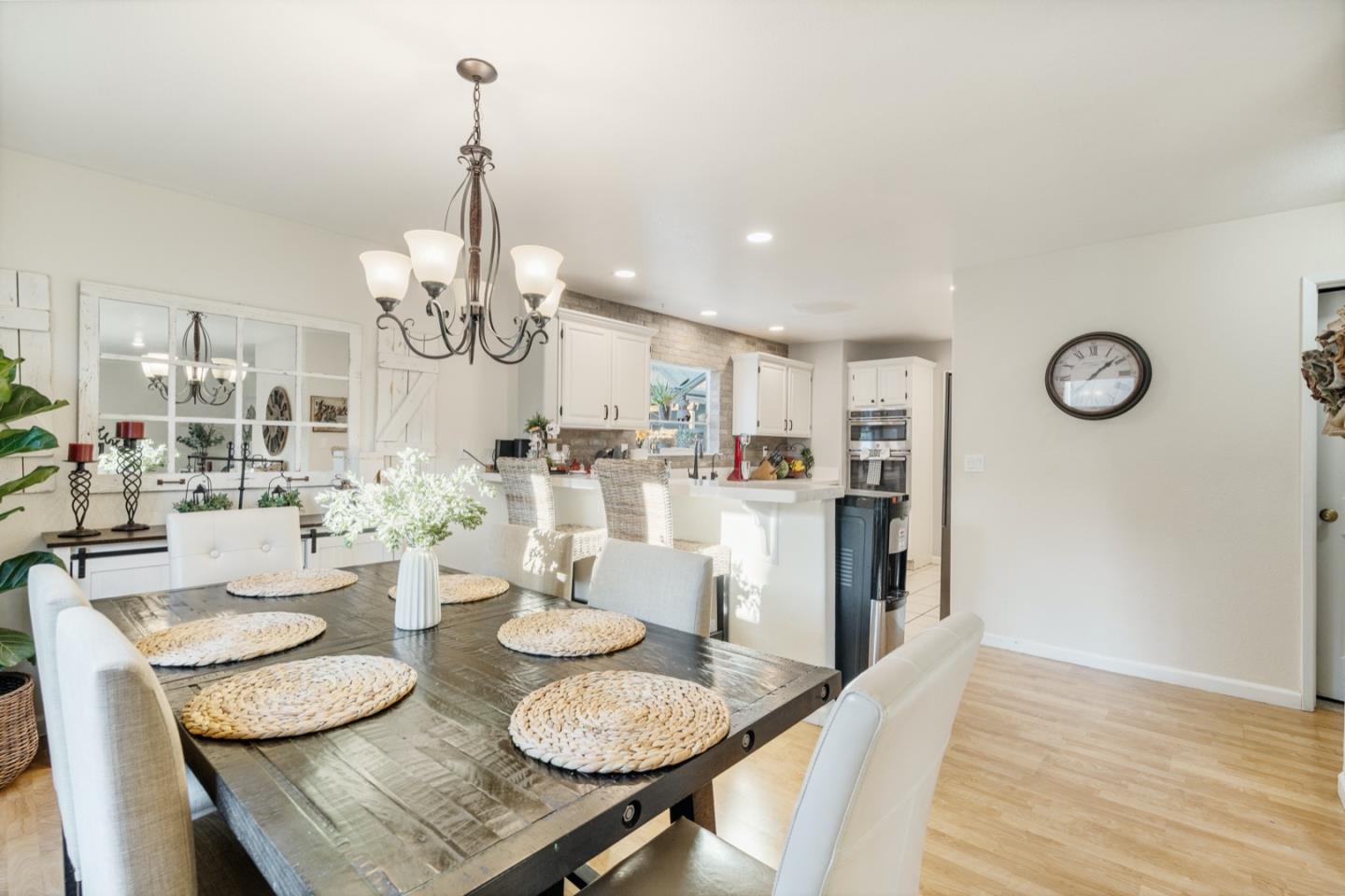 Detail Gallery Image 15 of 44 For 1090 Los Altos Dr, Hollister,  CA 95023 - 4 Beds | 2/1 Baths
