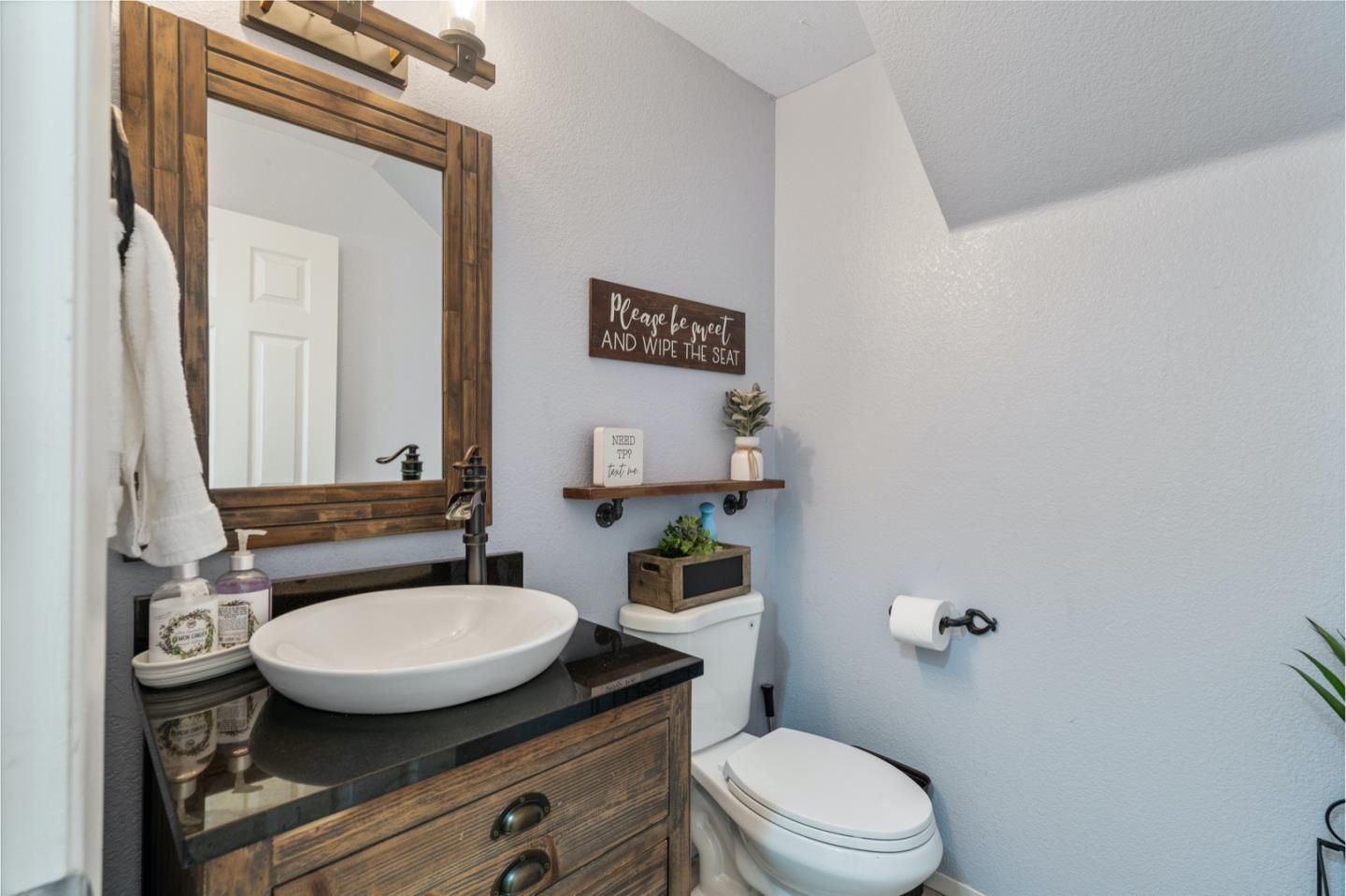 Detail Gallery Image 21 of 44 For 1090 Los Altos Dr, Hollister,  CA 95023 - 4 Beds | 2/1 Baths