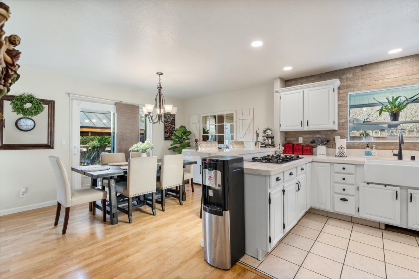 Detail Gallery Image 22 of 44 For 1090 Los Altos Dr, Hollister,  CA 95023 - 4 Beds | 2/1 Baths