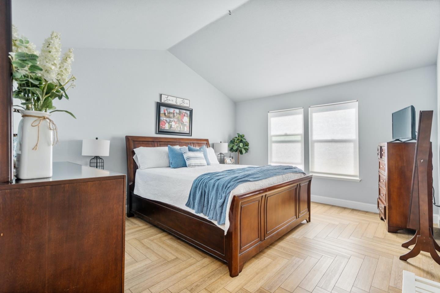 Detail Gallery Image 28 of 44 For 1090 Los Altos Dr, Hollister,  CA 95023 - 4 Beds | 2/1 Baths