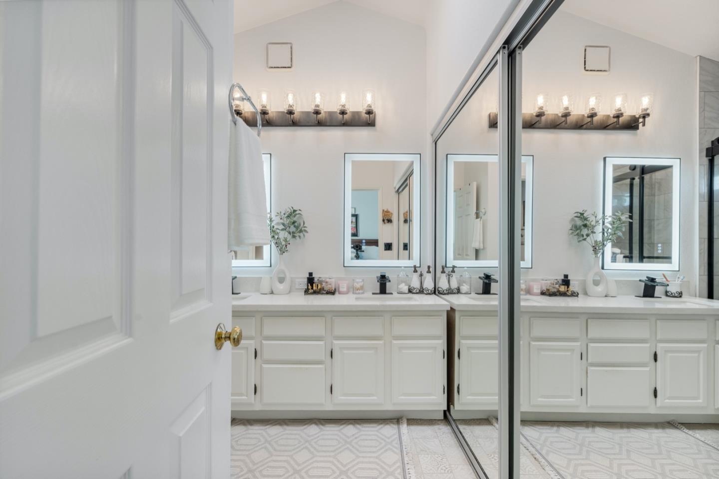 Detail Gallery Image 30 of 44 For 1090 Los Altos Dr, Hollister,  CA 95023 - 4 Beds | 2/1 Baths
