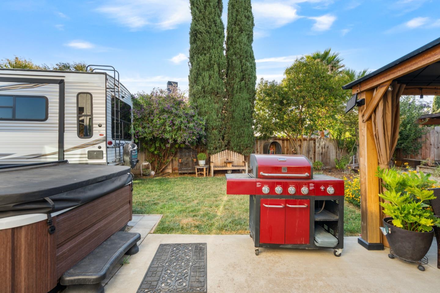 Detail Gallery Image 35 of 44 For 1090 Los Altos Dr, Hollister,  CA 95023 - 4 Beds | 2/1 Baths