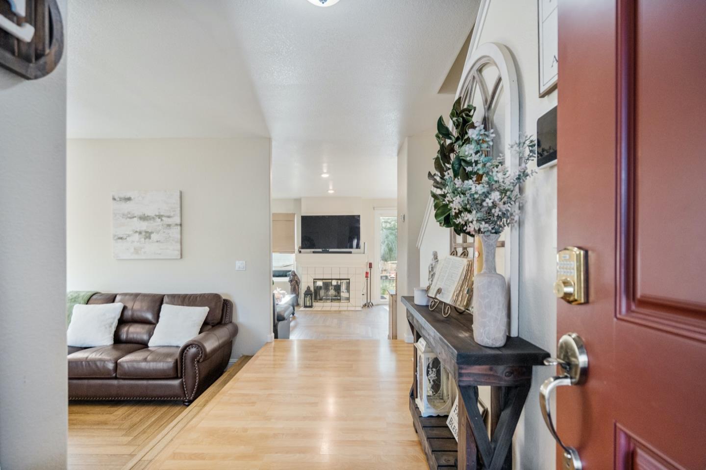 Detail Gallery Image 7 of 44 For 1090 Los Altos Dr, Hollister,  CA 95023 - 4 Beds | 2/1 Baths
