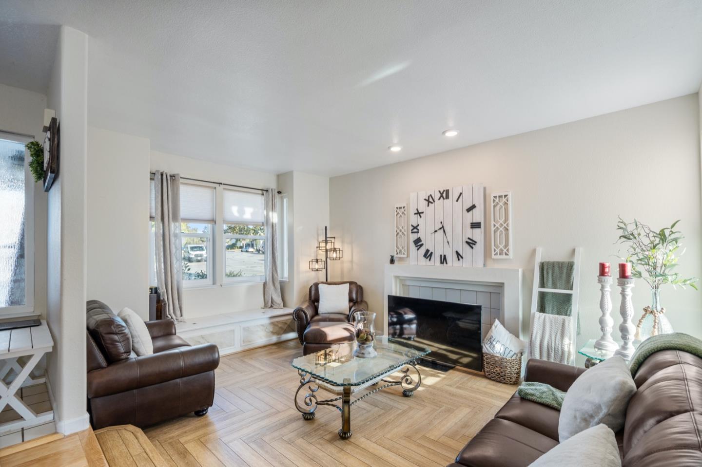 Detail Gallery Image 8 of 44 For 1090 Los Altos Dr, Hollister,  CA 95023 - 4 Beds | 2/1 Baths