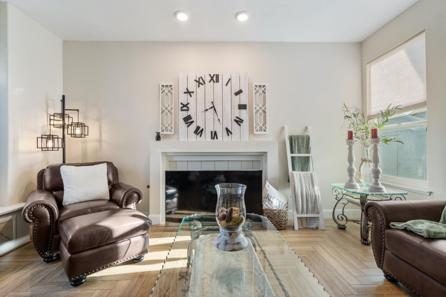 Detail Gallery Image 9 of 44 For 1090 Los Altos Dr, Hollister,  CA 95023 - 4 Beds | 2/1 Baths
