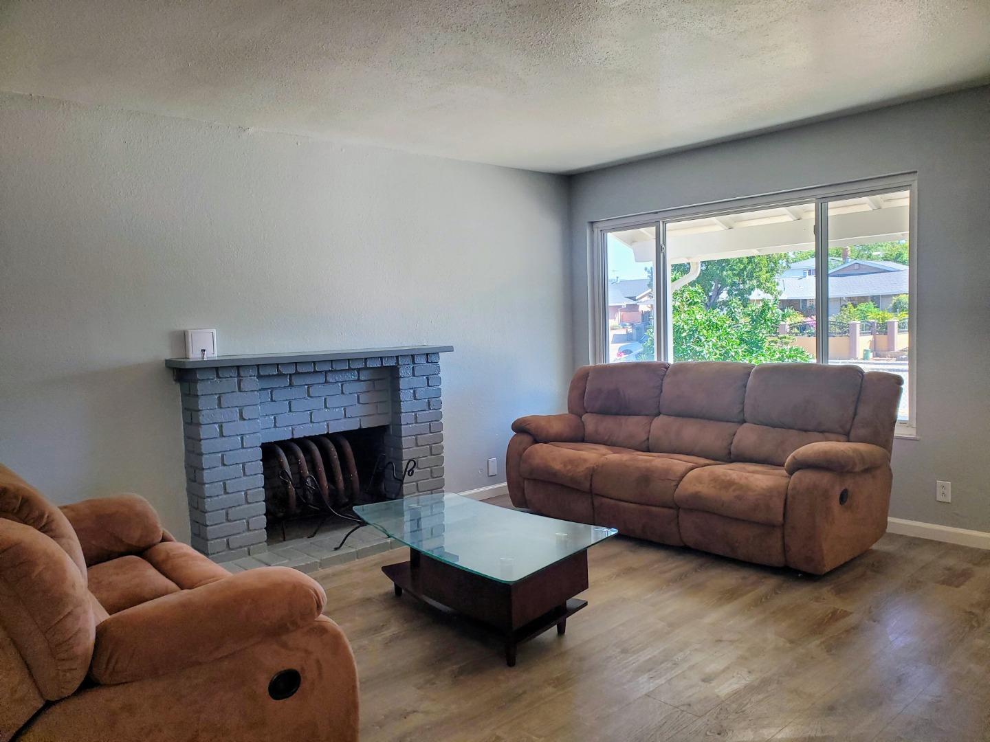 Detail Gallery Image 4 of 13 For 2931 Remington Way, San Jose,  CA 95148 - 3 Beds | 2 Baths