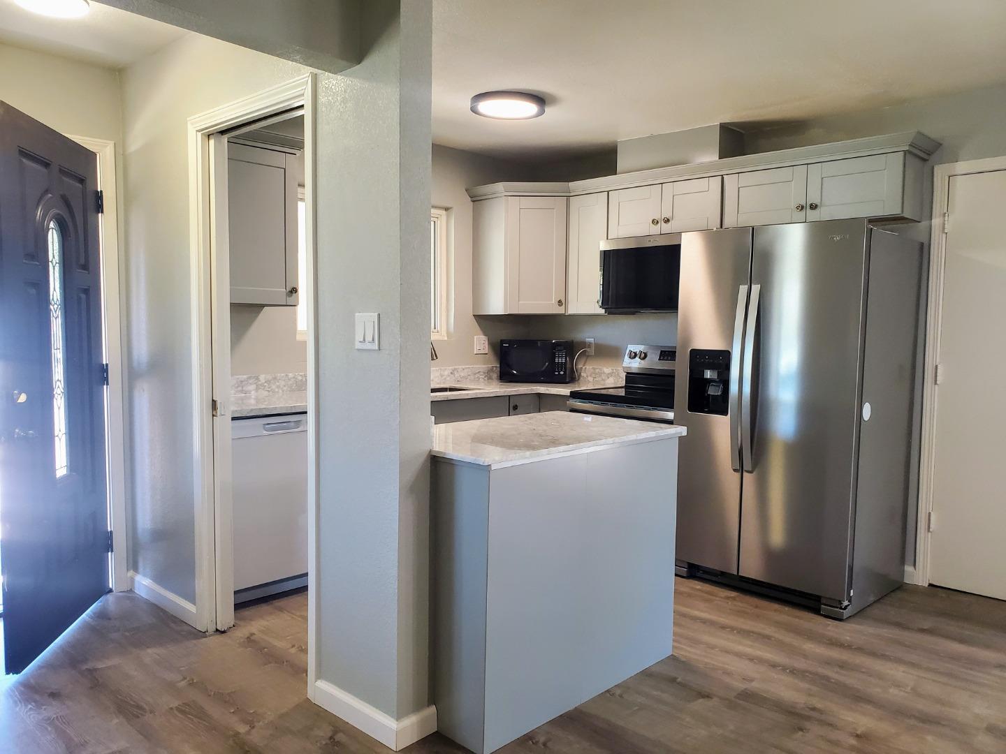 Detail Gallery Image 5 of 13 For 2931 Remington Way, San Jose,  CA 95148 - 3 Beds | 2 Baths