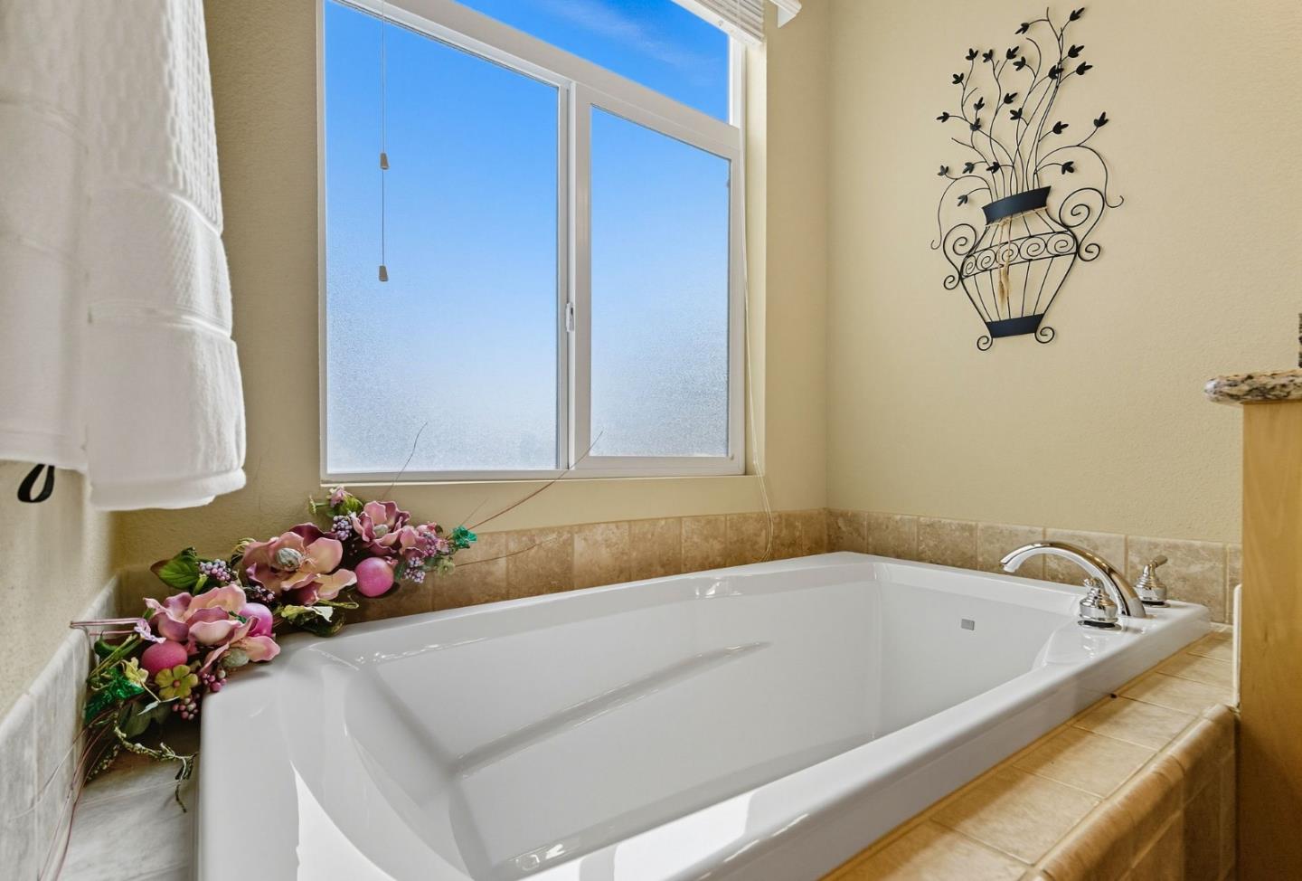 Detail Gallery Image 12 of 14 For 84 Creekside #84,  Half Moon Bay,  CA 94019 - 3 Beds | 2 Baths