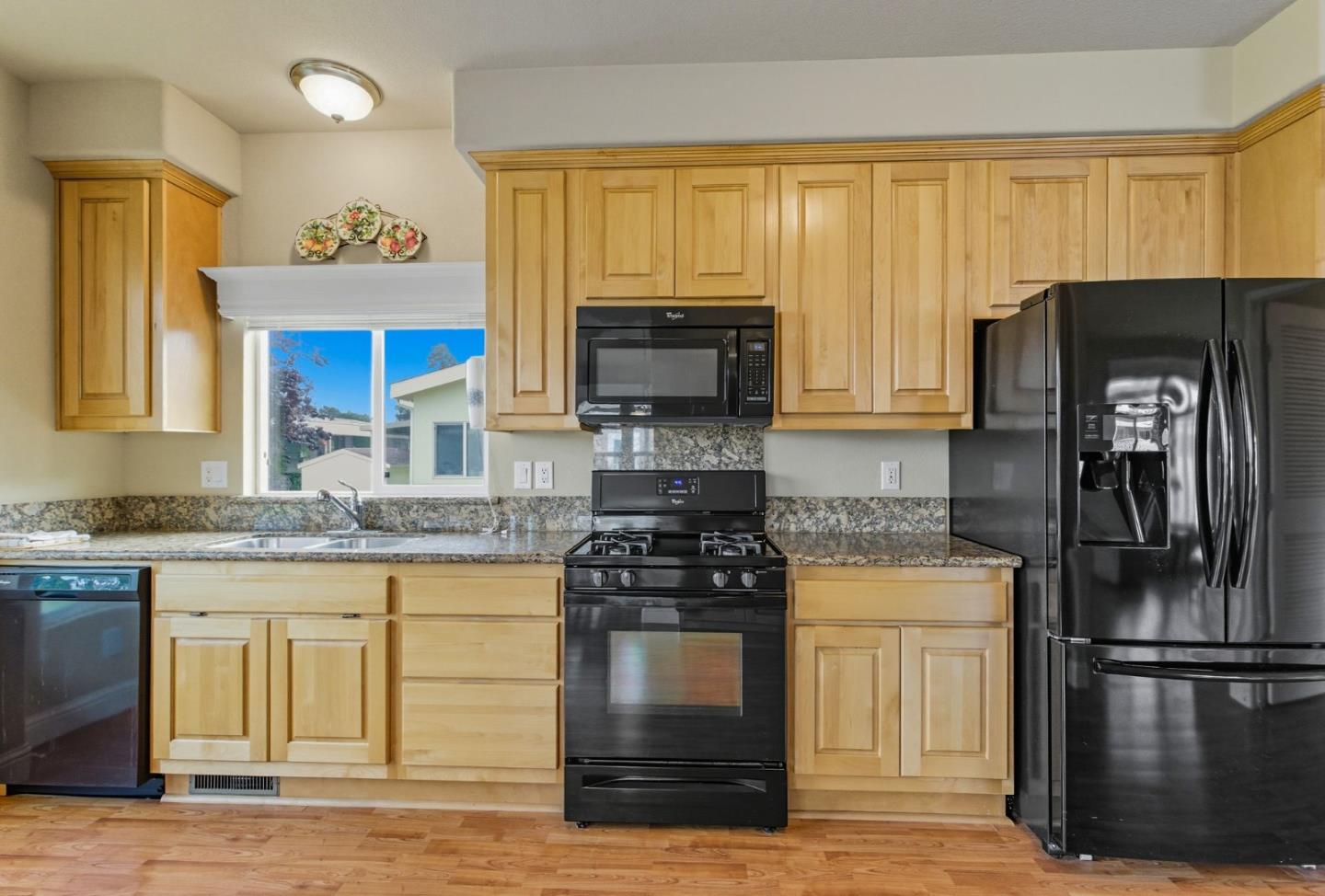 Detail Gallery Image 9 of 14 For 84 Creekside #84,  Half Moon Bay,  CA 94019 - 3 Beds | 2 Baths